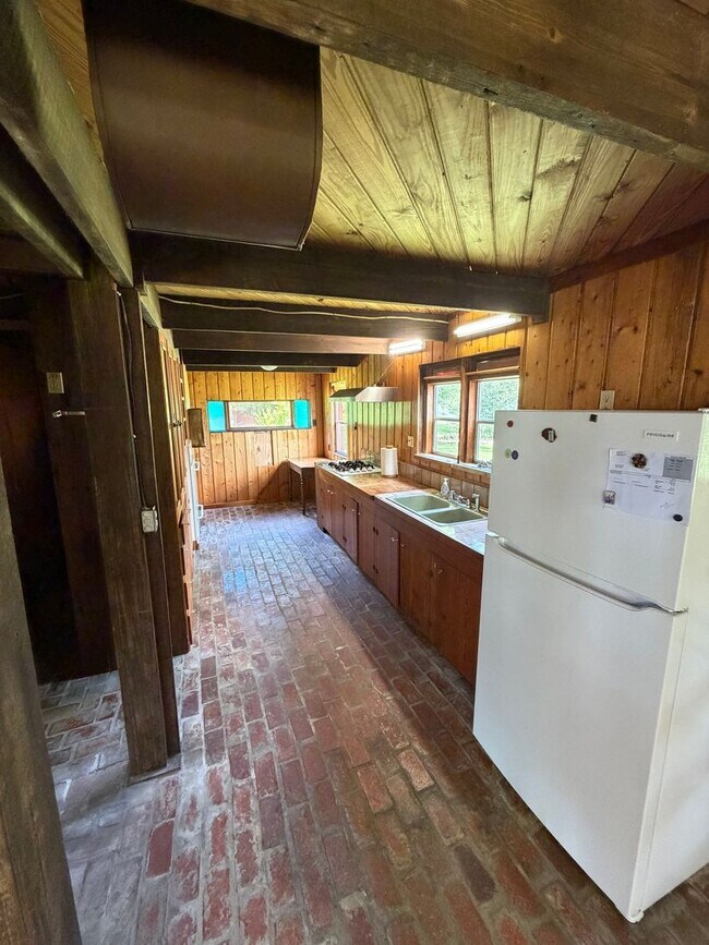 Building Photo - Unique farmhouse just outside Troy