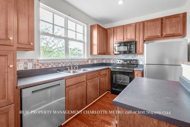 Building Photo - Charming 2 Bed, 2 Bathroom city Retreat Near Uptown Charlotte & Greenway Access