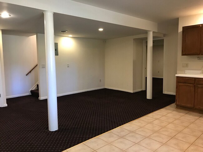 Building Photo - Amazing 4 Bedroom, 3 Bath Home With 2 Kitc...