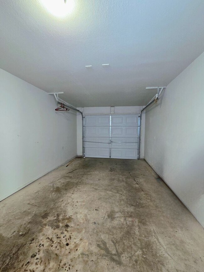 Building Photo - AVAILABLE NOW!!