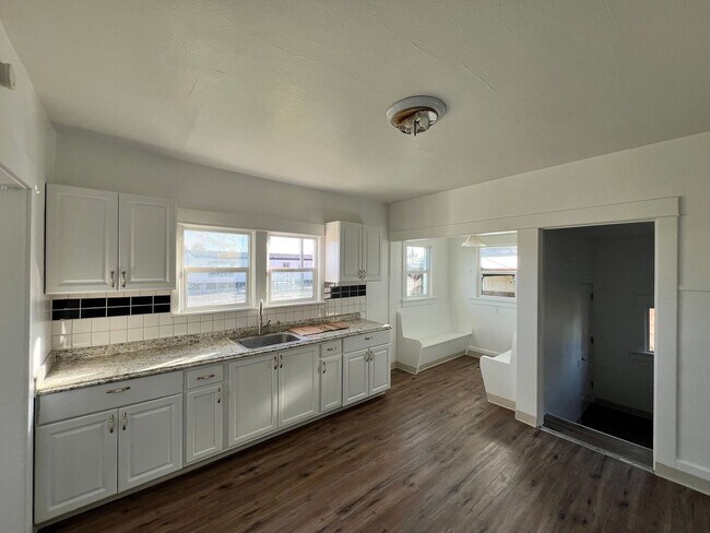 Building Photo - 2907 W 7th Ave