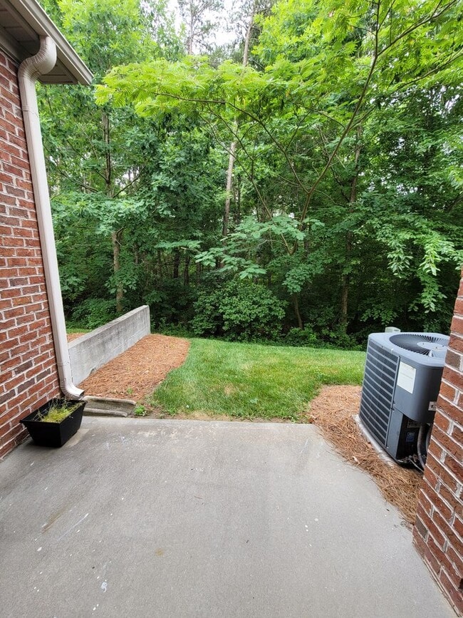 Building Photo - 3 BR townhome in Jamestown!