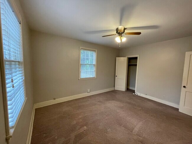 Building Photo - 3015 1/2-3012 Cardinal Dr
