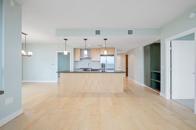 Building Photo - Luxurious 2 Bedroom, 2 Bath High Rise in Downtown Austin