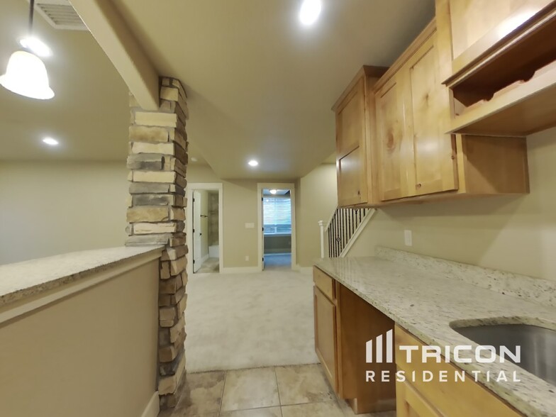 Building Photo - 4215 Woodlake Ln