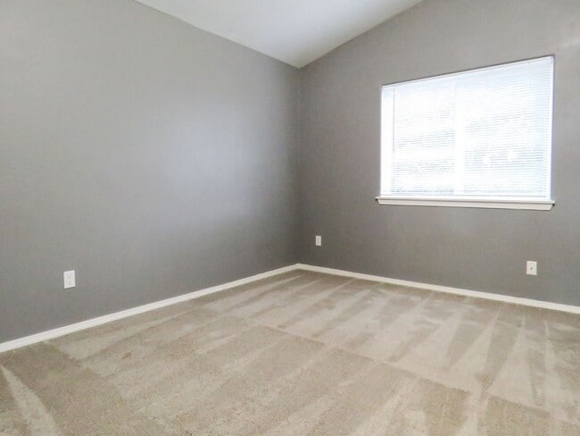 Building Photo - 2 Bedroom Plus Bonus Room - Tigard Townhom...