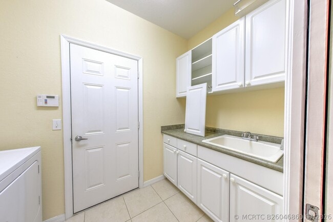Building Photo - 1868 S Dovetail Dr