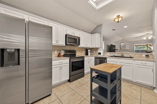 Building Photo - 205 Colony Lake Ln