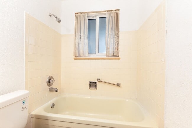 Building Photo - Vintage 5 bed Home in Green Mountain Estat...
