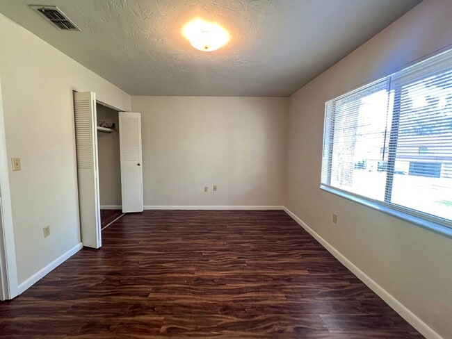 Building Photo - 2BR/1.5 Townhouse in Conveniently Located ...