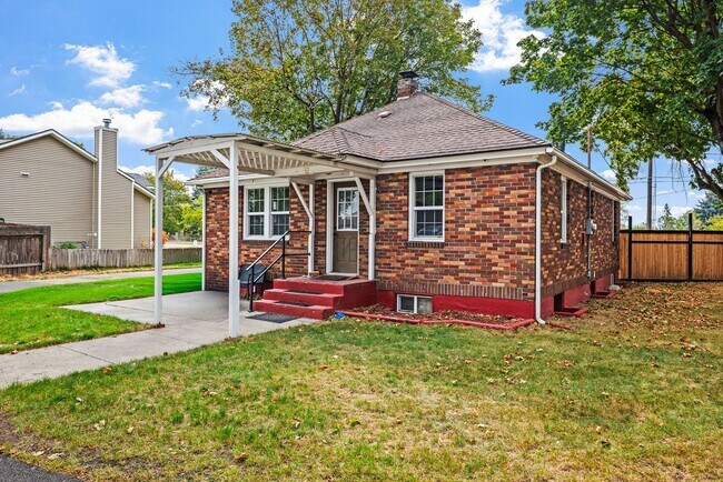 Building Photo - East Valley Home With Large Yard!