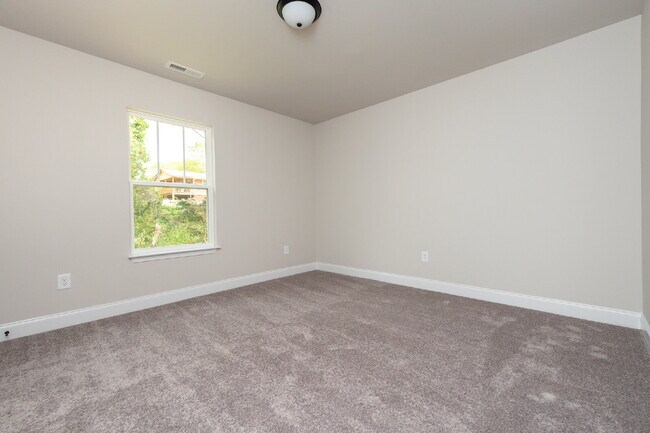 Building Photo - Elegant 2BR/2.5BA Townhome minutes from Downtown Greenville and walking distance to Swamp Rabbit ...