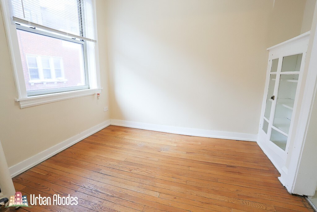 Building Photo - 544 W Surf St