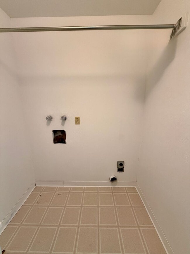 Building Photo - Vintage Home in an unbelievable location