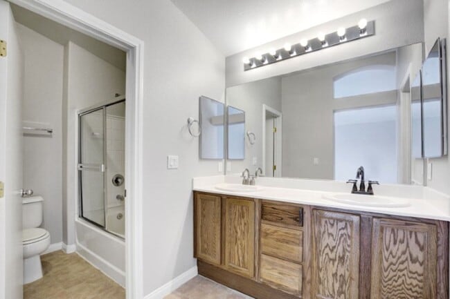 Building Photo - Awesome 3 Bedroom, 2 Story Home in North L...