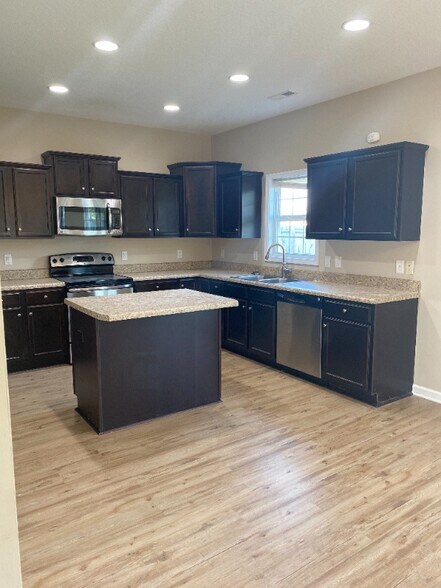 Building Photo - 131 Cavalier Dr