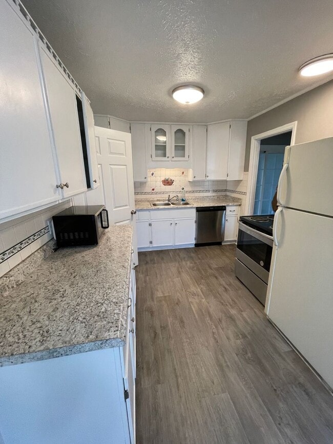 Building Photo - Huge home with bonus room and fenced in ba...
