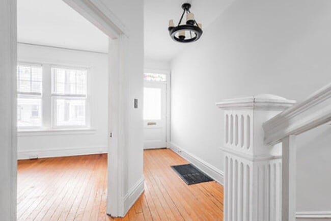 Building Photo - Great Fan Rowhouse!!