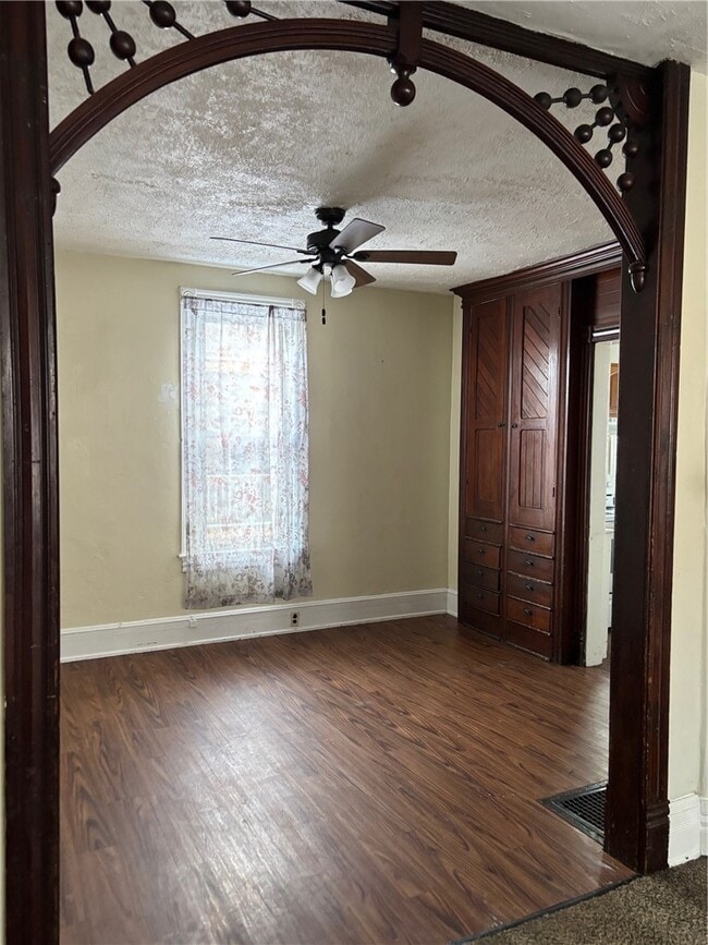 Building Photo - 49 Bridge St