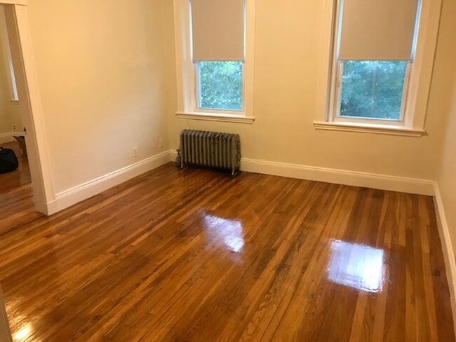 Building Photo - Large updated 2 bed unit with the landlord...