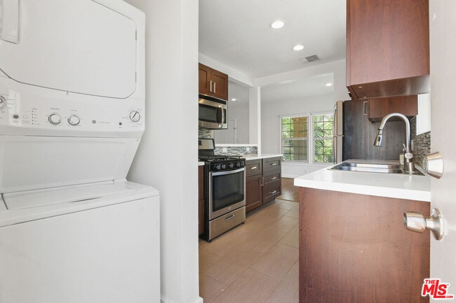 Building Photo - 1335 S Roxbury Dr