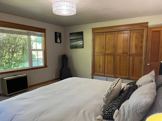 Building Photo - Beautiful custom 3 bedroom 2 bath house in...