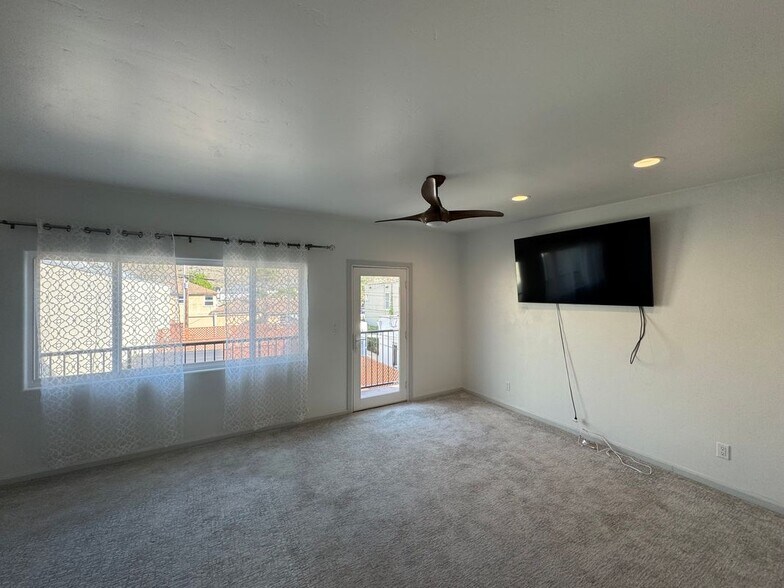 Building Photo - 1320 N Ventura Ave