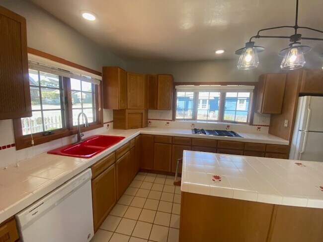 Building Photo - Inviting Pacific Grove Home!