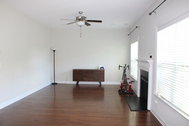 Building Photo - 241 Vinewood Pl