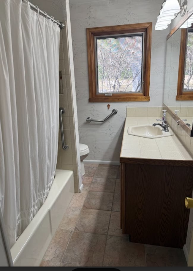 Building Photo - Beautiful 3 Bed, 2 Bath Stand-Alone Home | Furnished or Unfurnished Options