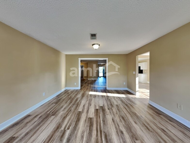 Building Photo - 208 Winding Willow Trl