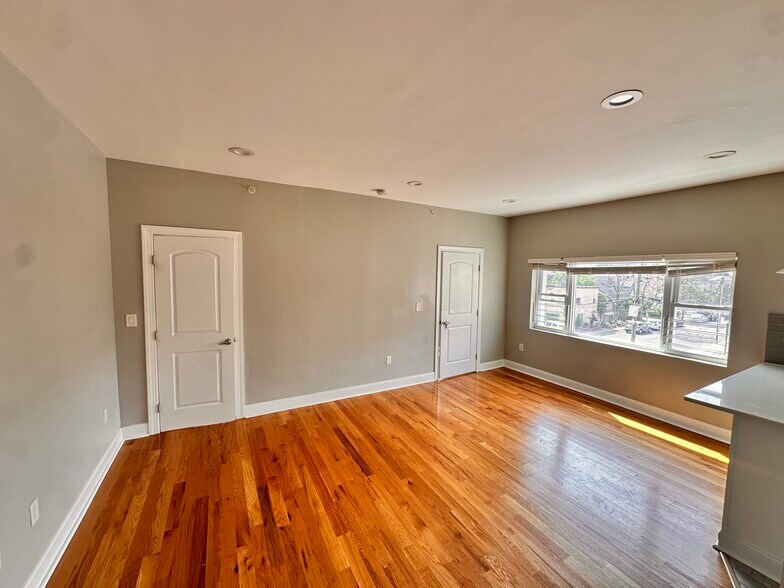 Building Photo - 384 Fairview Ave