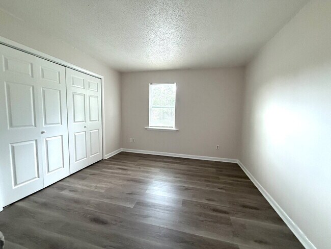 Building Photo - "Charming 2-Bed Oasis in Huntsville - Cozy 869 Sq. Ft. Retreat!"