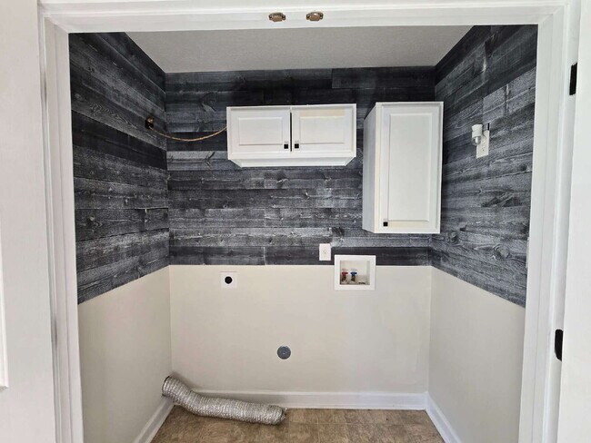 Building Photo - "Charming 2-Bed Townhouse Retreat on Streamwood Drive – Perfect Balance of Comfort and Convenience!"