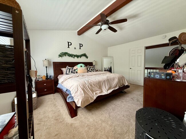 Building Photo - Luxury and Spacious Townhouse with Large Fenced Yard! Double Car Garage!