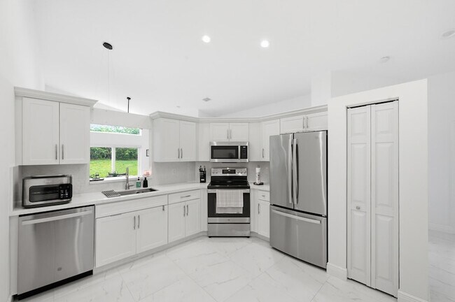 Building Photo - 6581 Marissa Cir