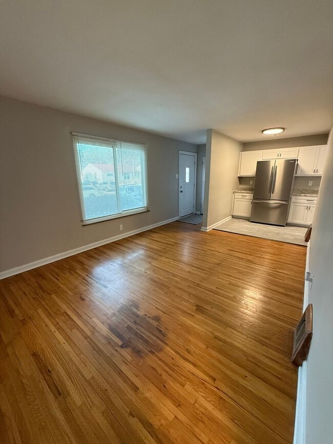 Building Photo - Private Charming Home!