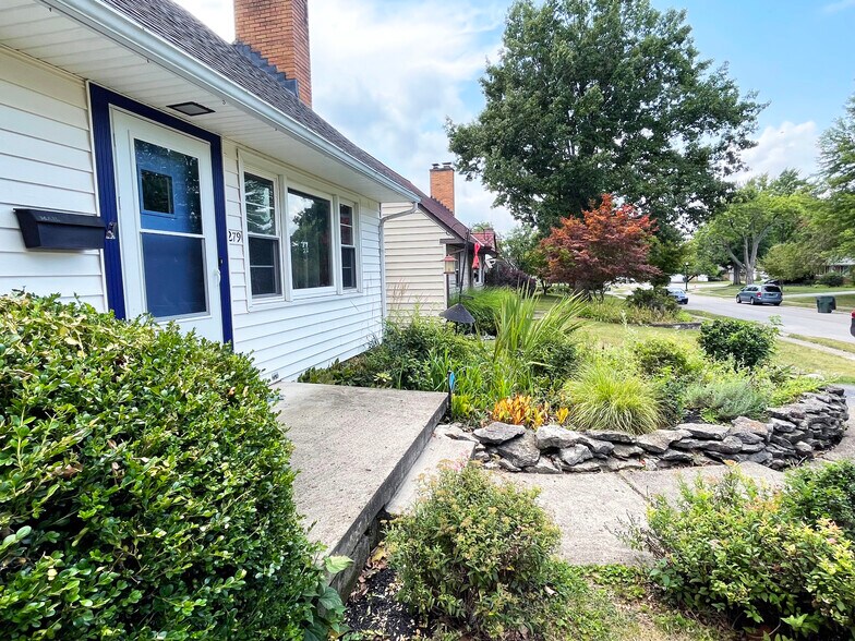 Front street - 279 Highfield Dr