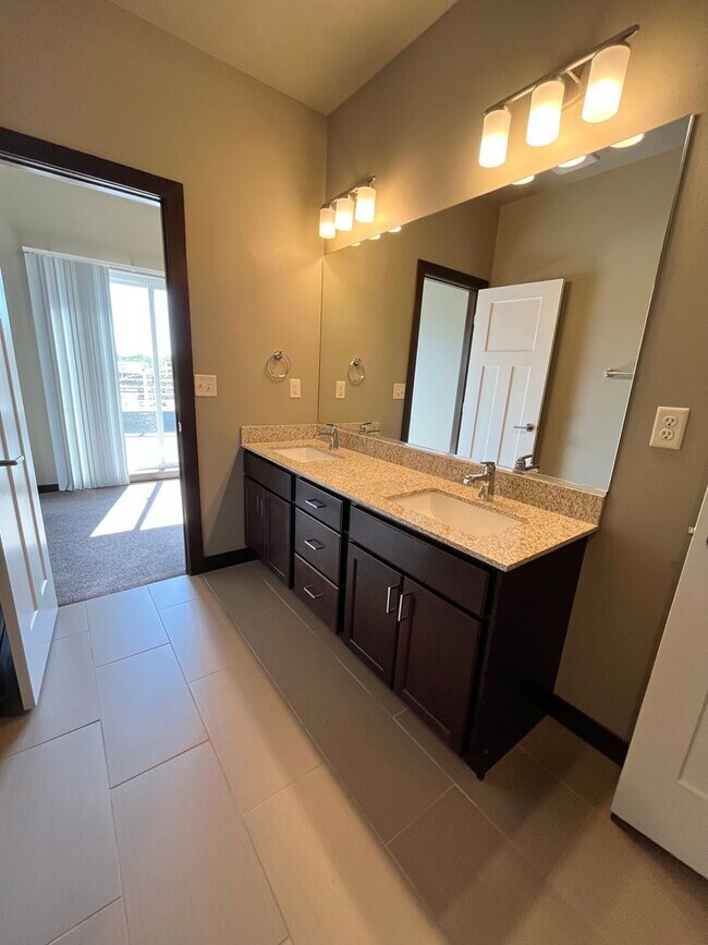 Building Photo - 3 Bed/2.5 Bath Townhome in Downtown Sioux Falls!!