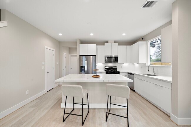 Building Photo - 8672 Easthaven Blvd