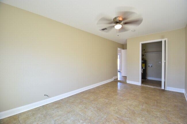 Building Photo - 1849 Cinclair Loop