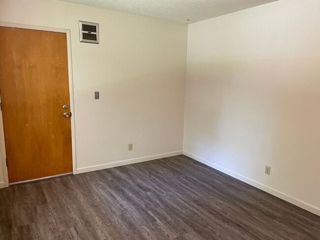 Building Photo - **RESERVE NOW FOR SUMMER 2026**  Spacious 6-Bedroom House Near Chico State