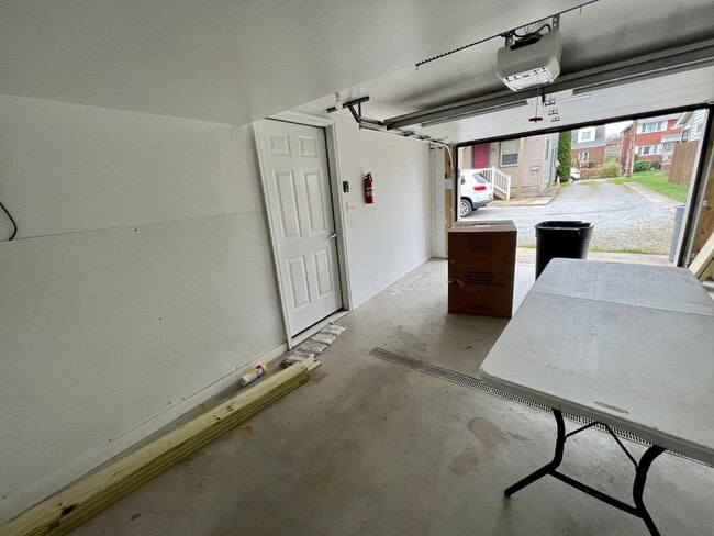 Building Photo - Charming Home - 2 Bed 1.5 Bath - Neville Island