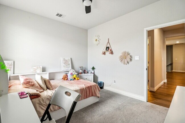 Building Photo - "Spacious 5-Bed Oasis with 4.5 Baths – You...