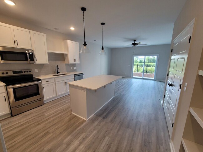 Building Photo - Modern townhome in beautiful Mallory Creek Subdivision