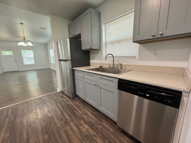 Building Photo - Gorgeous 3 bedroom 2 bathroom home