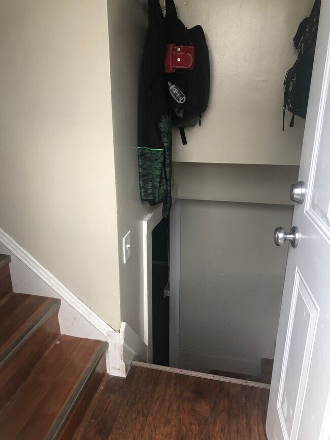 Building Photo - 2 Bedroom with Bonus Room in Basement