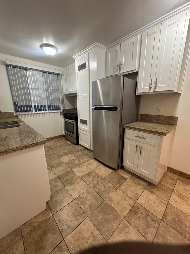 Building Photo - 2320 W 24th St