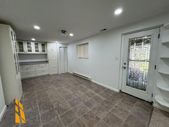 Building Photo - Spacious 5 Bedroom 3 Bath + Den Single Family Detached Home