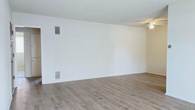 Building Photo - 526 S St Andrews Pl